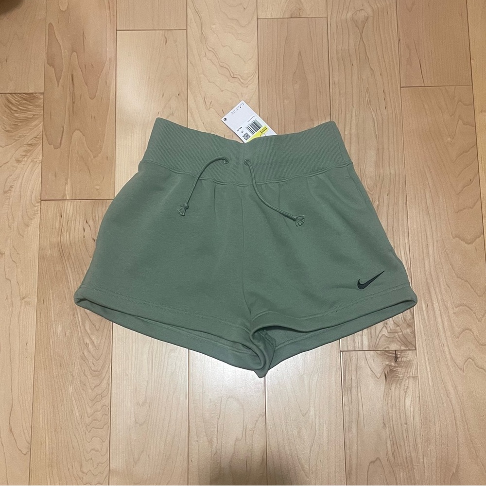 NWT women’s nike loose fit high rise sweatshorts